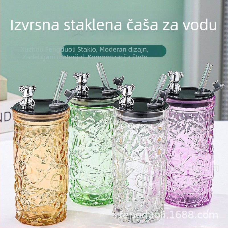 Staklena čaša s udubljenom teksturom i slamkom, s motivom medvjedića, prozirna i otporna na visoke temperature.