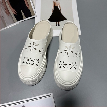 Ženske sandale od prirodne kože s debelom potplatom, ukrasnim rezbarenim uzorkom, otvoreni prst, prozračne, slip-on