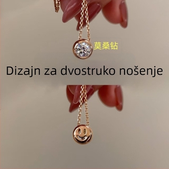 Ogrlica s ružičastim zlatom i privjeskom s osmijehom, minimalistički luksuz, jednostavna i svestrana