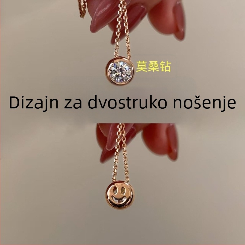 Ogrlica s ružičastim zlatom i privjeskom s osmijehom, minimalistički luksuz, jednostavna i svestrana