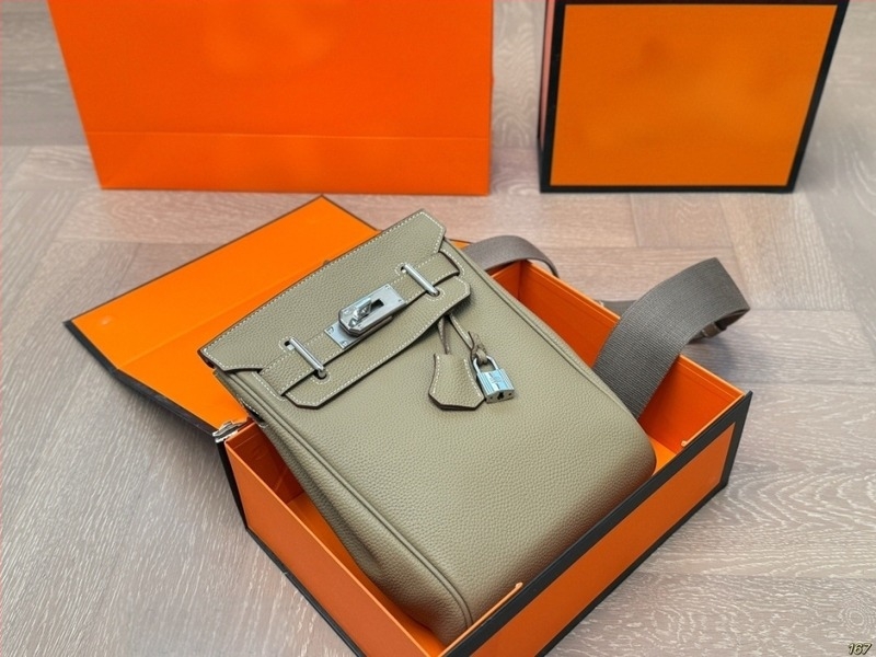 Galaxy Forest Kožna Crossbody torba Kelly Togo s poklopcem - unisex, srednje veličine