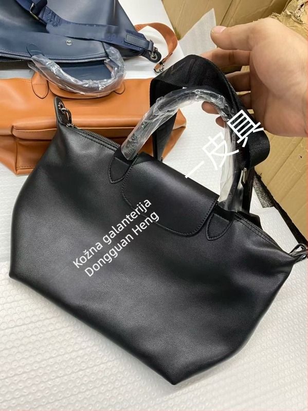 Torba od prave telećje kože u dumpling stilu, mala veličina, s remenom za crossbody i ručnom drškom, prostrana svakodnevna torba s teksturiranom površinom