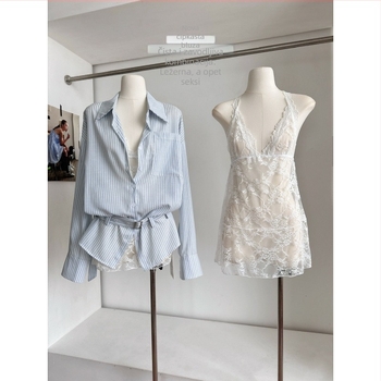Ženski dvodijelni set: prugasta bluza i čipkasta suknja, bijela, proljetna kolekcija, elegantan i svestran