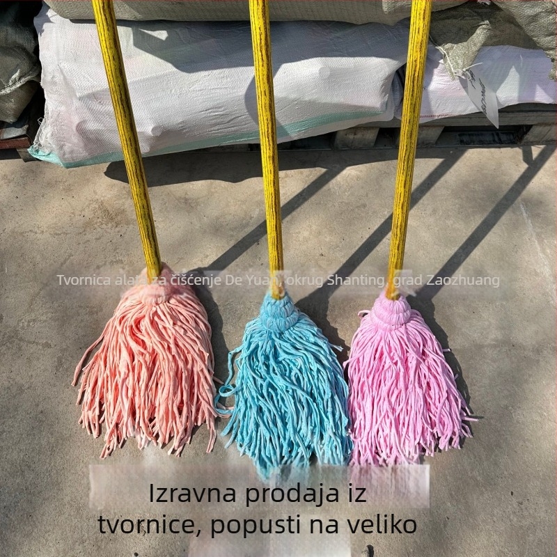Veliki tradicionalni pamuk mop s drvenom drškom i okretajućom glavom za čišćenje poda