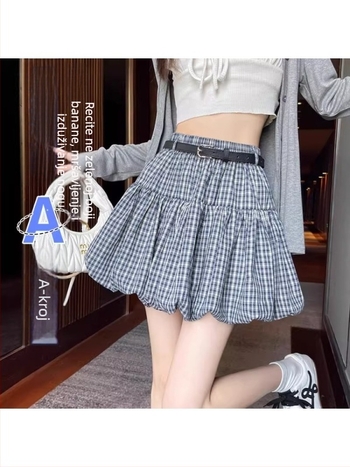 Ženska plus-size crna karirana kratka suknja s visokim položajem struka, elastični pojas, casual Harajuku stil s nabiranim dizajnom, proljeće-ljeto 2026