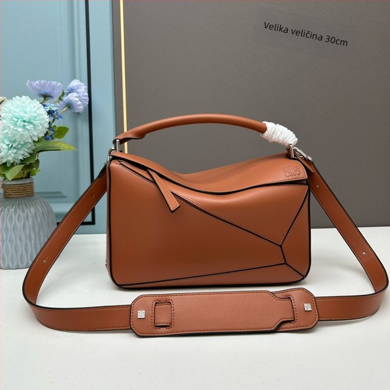 Klasična ženska torbica s širokom naramenicom, patchwork geometrijski dizajn u stilu puzzle, crossbody preko jednog ramena, prava koža, jastučasti dizajn
