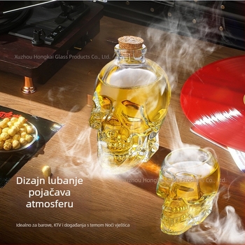 Stakleni set s bocama u obliku lubanje, čašama s lubanjom, dekantor i čaše za whisky