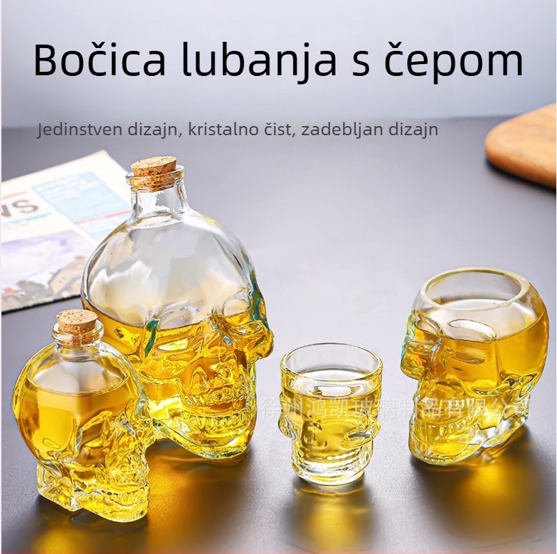 Stakleni set s bocama u obliku lubanje, čašama s lubanjom, dekantor i čaše za whisky