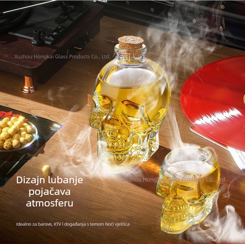 Stakleni set s bocama u obliku lubanje, čašama s lubanjom, dekantor i čaše za whisky