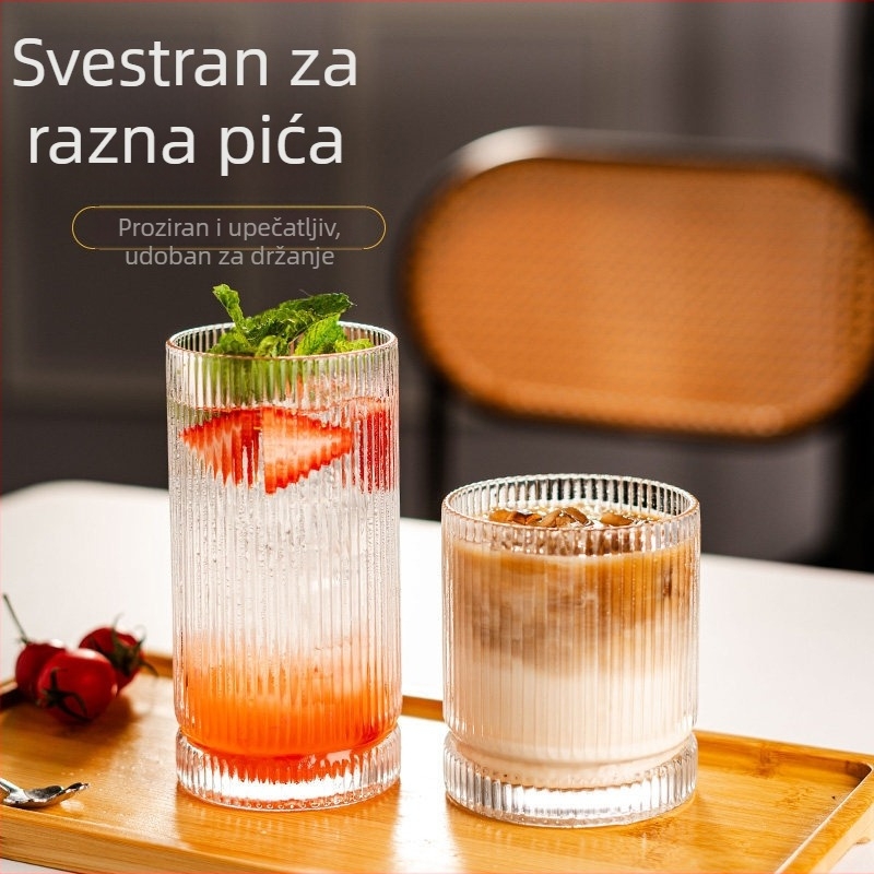 Staklena čaša za duge napitke s prugama – whisky, kokteli i kava — minimalistički Instagram-stil, visoka estetika
