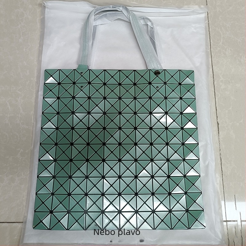 PVC tote torba s geometrijskim rombom uzorkom, velika veličina, mekana konstrukcija, poliester podstava; unutarnji džepovi: džep sa zipom, džep za telefon i džep s pregradom na zip.