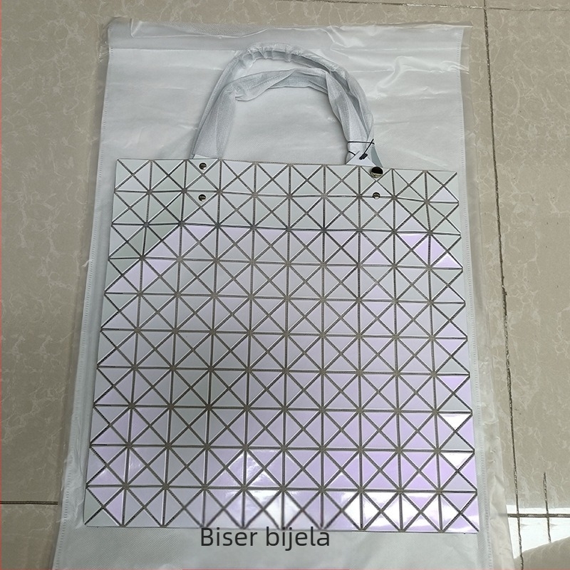 PVC tote torba s geometrijskim rombom uzorkom, velika veličina, mekana konstrukcija, poliester podstava; unutarnji džepovi: džep sa zipom, džep za telefon i džep s pregradom na zip.