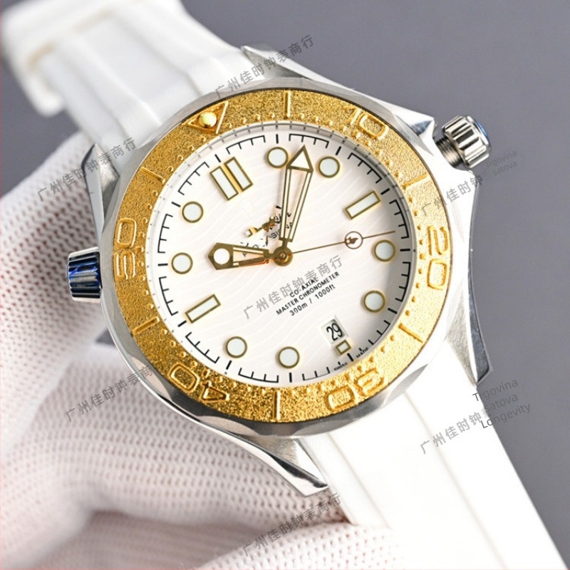 Seahorse 007 automatski sat, kućište od 316L nehrđajućeg čelika, keramički bezel, luminescentne kazaljke, vodootpornost 30m, gumeni kaiš, kalendar, promjer brojčanika 40,5 mm