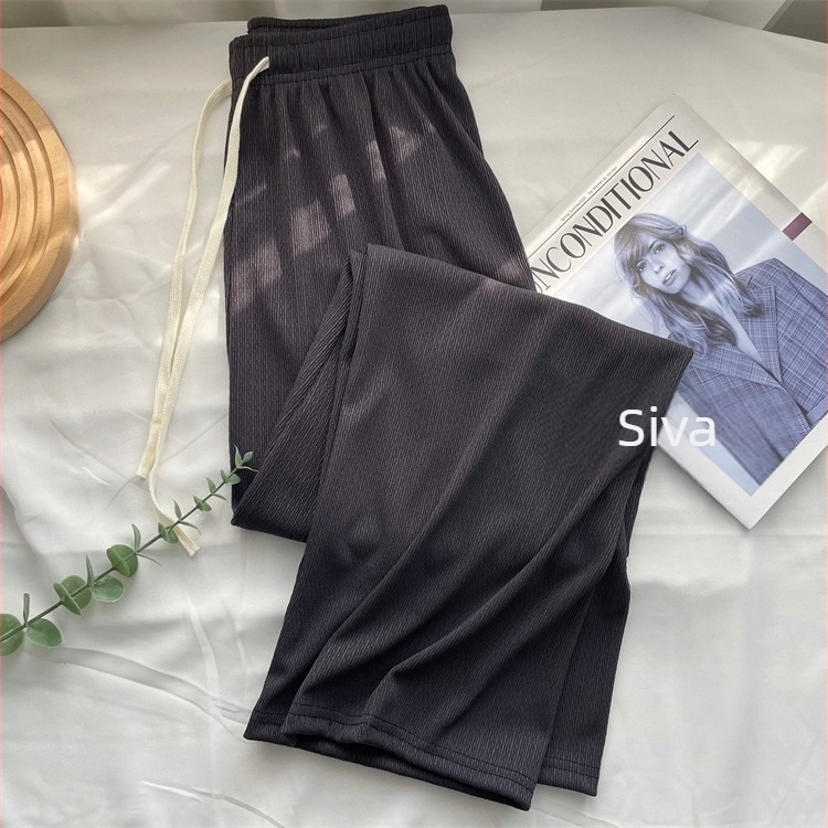Hlače širokih nogavica od ice silk, visoki struk, prozračne i lagane, udobne za svakodnevno nošenje, produžuju noge i vitkaju siluetu, minimalistički dizajn