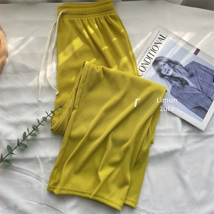 Hlače širokih nogavica od ice silk, visoki struk, prozračne i lagane, udobne za svakodnevno nošenje, produžuju noge i vitkaju siluetu, minimalistički dizajn