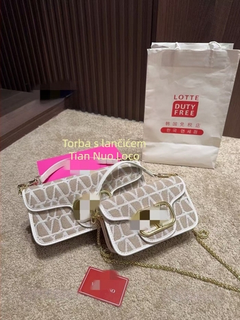Mini crossbody torba od prve klase teleće kože s lancem, džepom za mobitel i ukrasom s slovima
