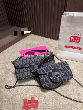 Mini crossbody torba od prve klase teleće kože s lancem, džepom za mobitel i ukrasom s slovima