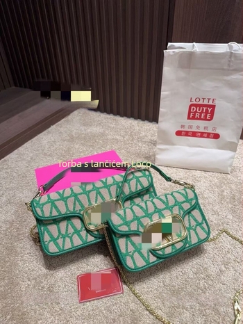 Mini crossbody torba od prve klase teleće kože s lancem, džepom za mobitel i ukrasom s slovima