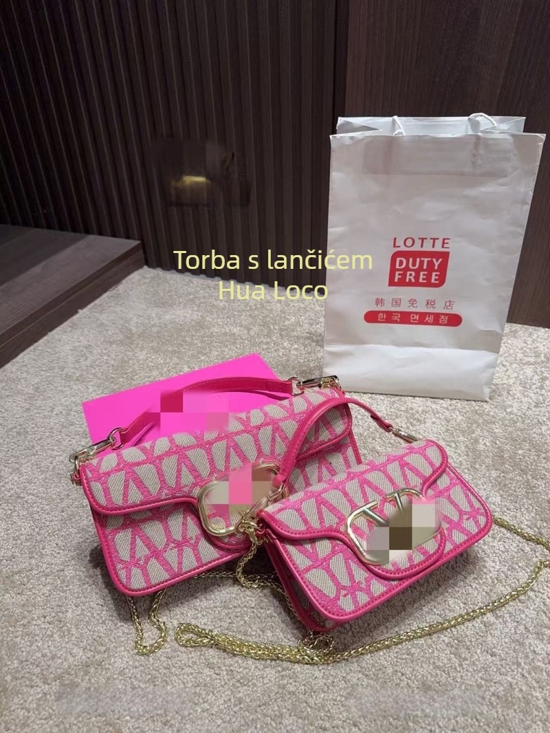 Mini crossbody torba od prve klase teleće kože s lancem, džepom za mobitel i ukrasom s slovima