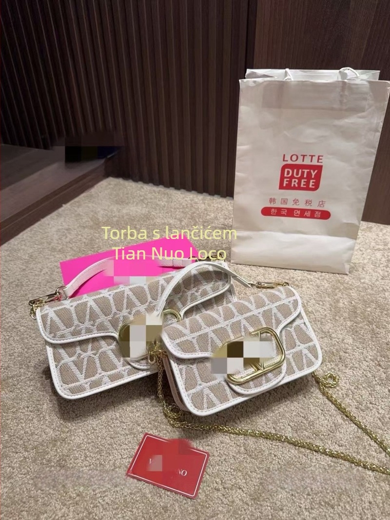 Mini crossbody torba od prve klase teleće kože s lancem, džepom za mobitel i ukrasom s slovima