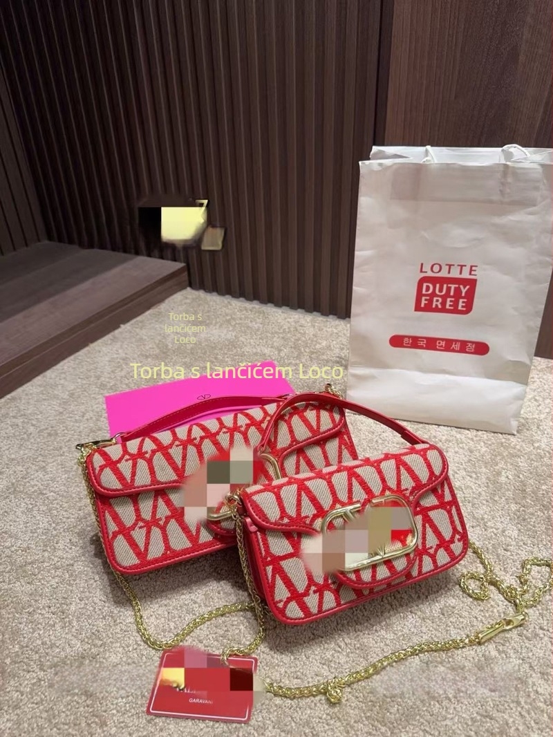 Mini crossbody torba od prve klase teleće kože s lancem, džepom za mobitel i ukrasom s slovima