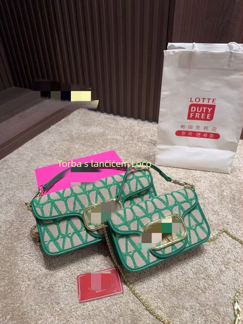 Mini crossbody torba od prve klase teleće kože s lancem, džepom za mobitel i ukrasom s slovima