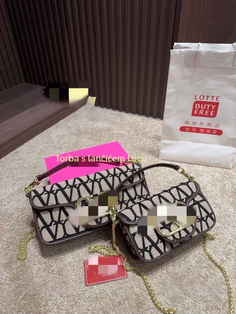 Mini crossbody torba od prve klase teleće kože s lancem, džepom za mobitel i ukrasom s slovima
