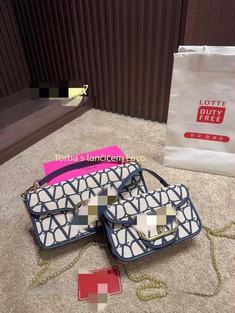 Mini crossbody torba od prve klase teleće kože s lancem, džepom za mobitel i ukrasom s slovima
