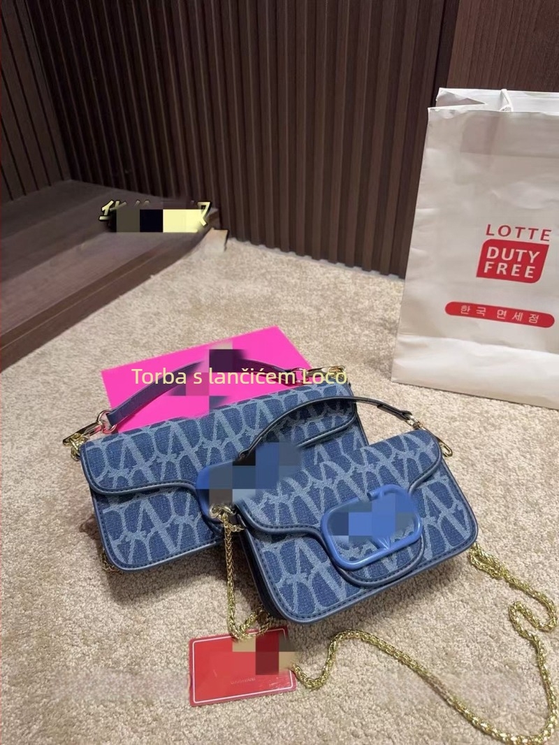 Mini crossbody torba od prve klase teleće kože s lancem, džepom za mobitel i ukrasom s slovima