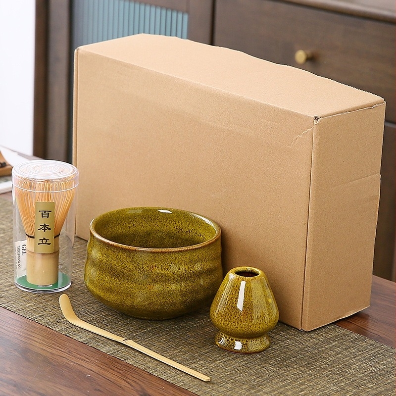 Keramički držač za chasen i bambusni whisk za matcha — set alata za japansku ceremoniju čaja