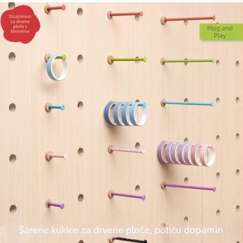 Drveni pegboard za skladištenje s kukicama, kružnim otvorima, drvenim šipkama i policama