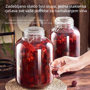 Staklene boce za fermentaciju vina, prazne boce za domaće voćno vino, zatvoreni stakleni spremnici za vino