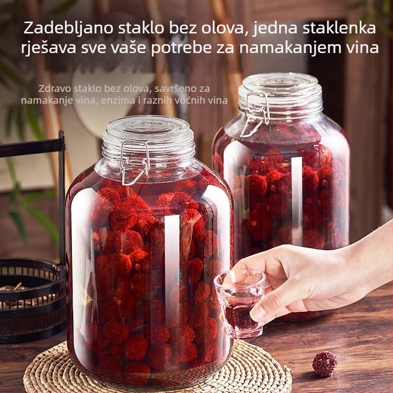 Staklene boce za fermentaciju vina, prazne boce za domaće voćno vino, zatvoreni stakleni spremnici za vino