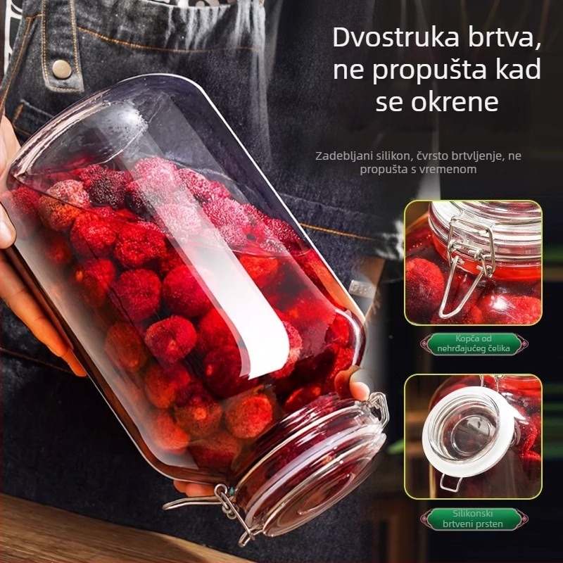 Staklene boce za fermentaciju vina, prazne boce za domaće voćno vino, zatvoreni stakleni spremnici za vino