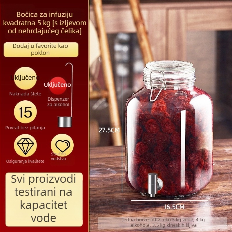 Staklene boce za fermentaciju vina, prazne boce za domaće voćno vino, zatvoreni stakleni spremnici za vino