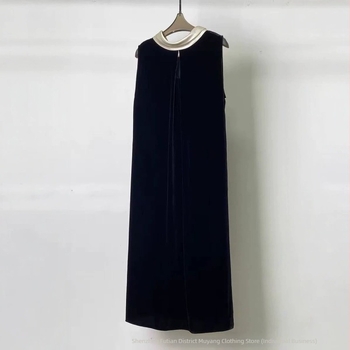 Duga haljina bez rukava od svilenog baršuna, s okruglim izrezom, elegantan europski stil