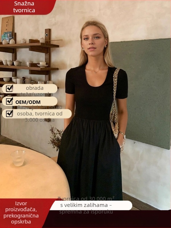 Bijela haljina s tankim trakicama u francuskom minimalističkom stilu, naglašeni struk, A-silueta, midi duljina, elegantna.