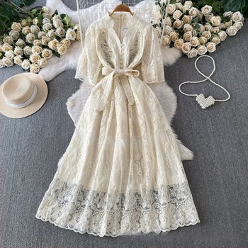 Elegantna duga haljina s V-izrezom, mrežastom izvezom i kristalima, prinčevski stil