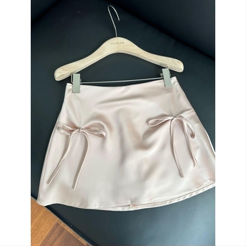 Slatka i razigrana kratka suknja s mašnicom, ljeto, visokim strukom, vitka linija, A-linija, casual chic.