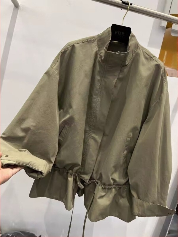 Ženski trenč kaput s uspravnim ovratnikom, zatvaračem i vezicom, opuštenog kroja, srednje duljine, casual stil
