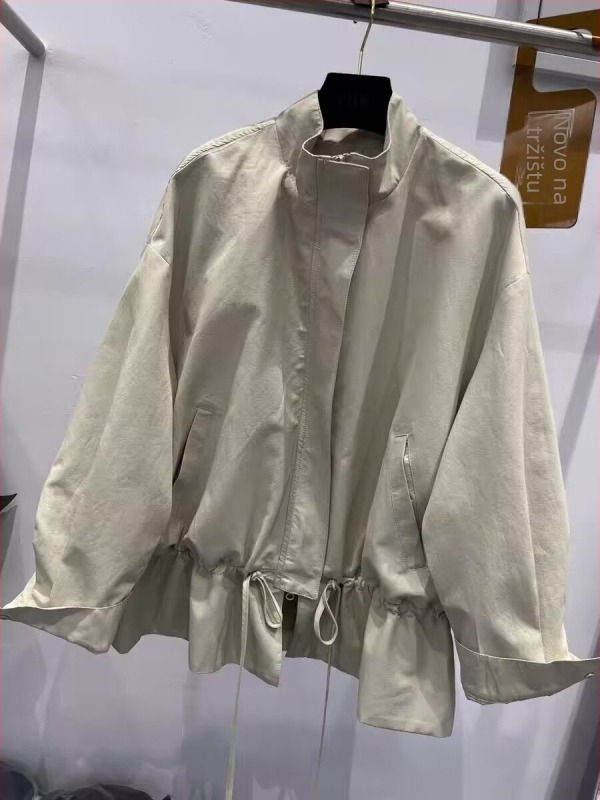 Ženski trenč kaput s uspravnim ovratnikom, zatvaračem i vezicom, opuštenog kroja, srednje duljine, casual stil