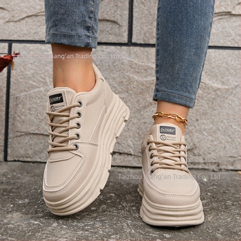 2024 Nyár és Ősz Új Vastag Aljú Belső Magasságnövelésű Student Milk Cat Leisure Joker Határokon Átnyúló Külkereskedelmi Plus Size Tornacipő