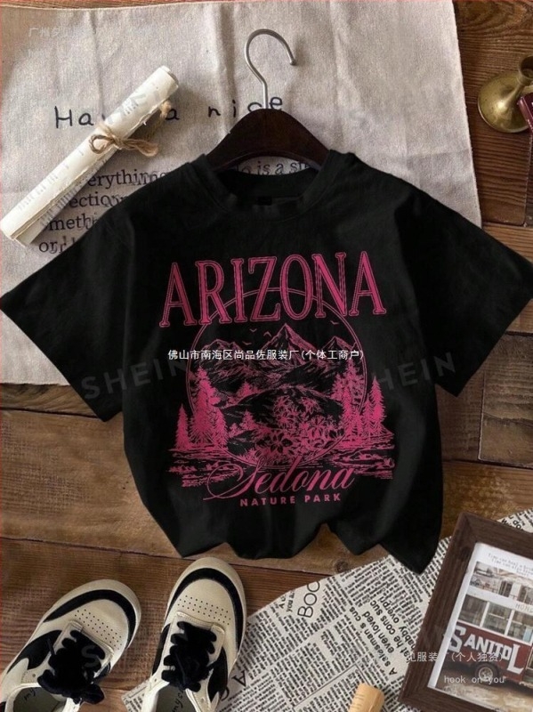 [Határokon átnyúló európai kód] Laza, lezser szabású, hegyvidéki mintás, kerek nyakú, S-es méret