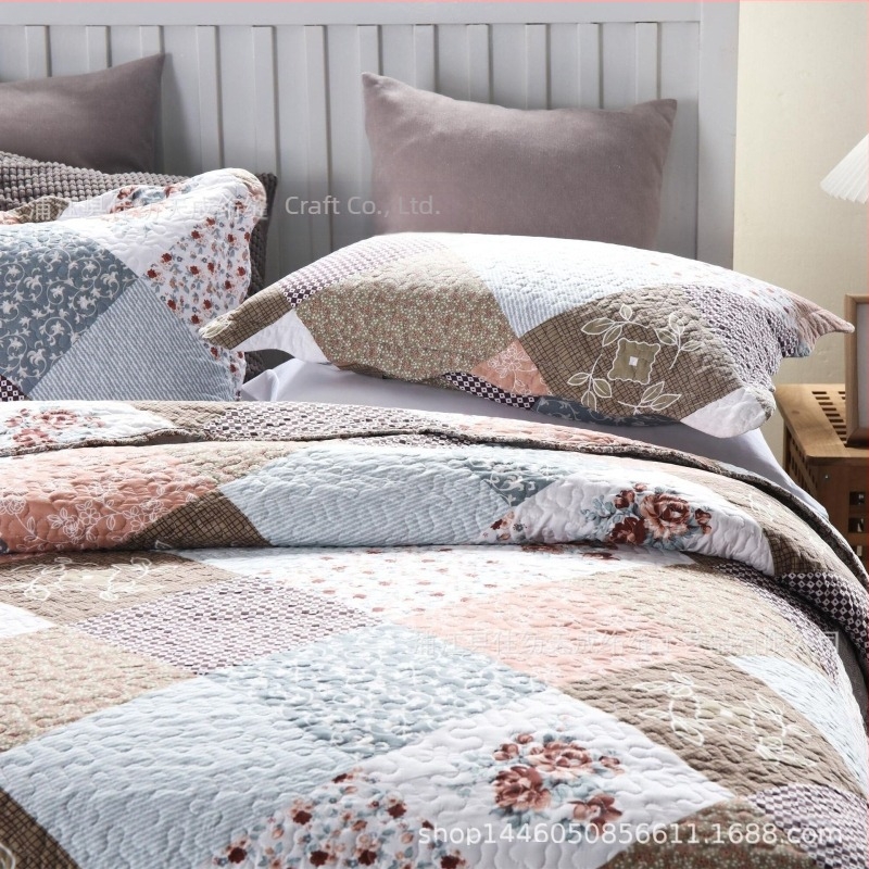 Az eredeti, egyetlen exportra szánt, európai és amerikai stílusú, aktív csiszolású poliészter-pamut utánzatú tömbtakaró ágytakaró, határokon átnyúló, népszerű, háromrészes szett.