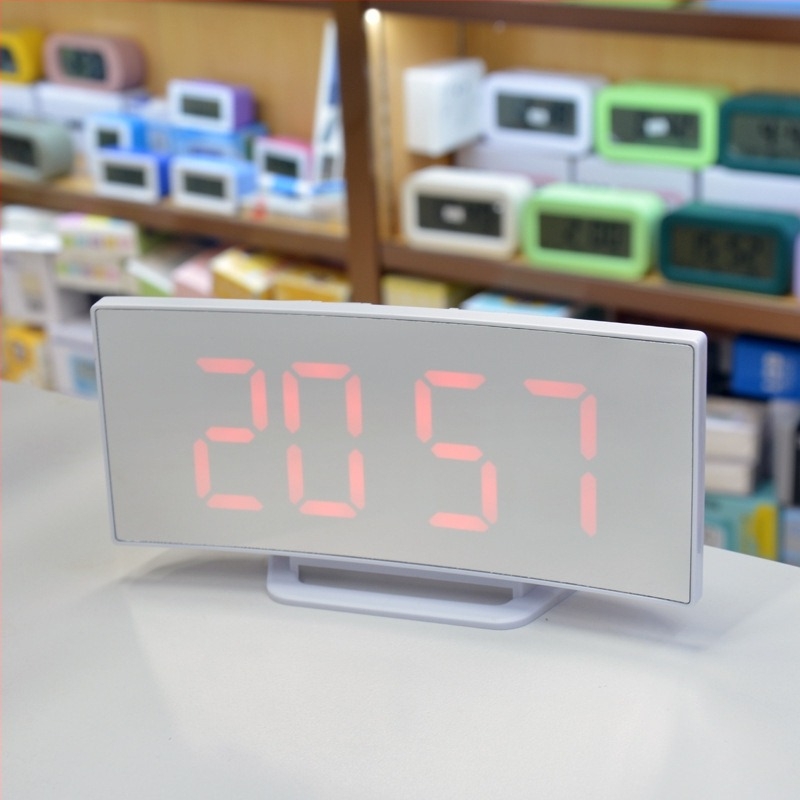 Ívelt képernyős tüköróra LED-es világító kijelző fényereje állítható, határokon átnyúló kreatív asztali nagyméretű elektronikus ébresztőóra