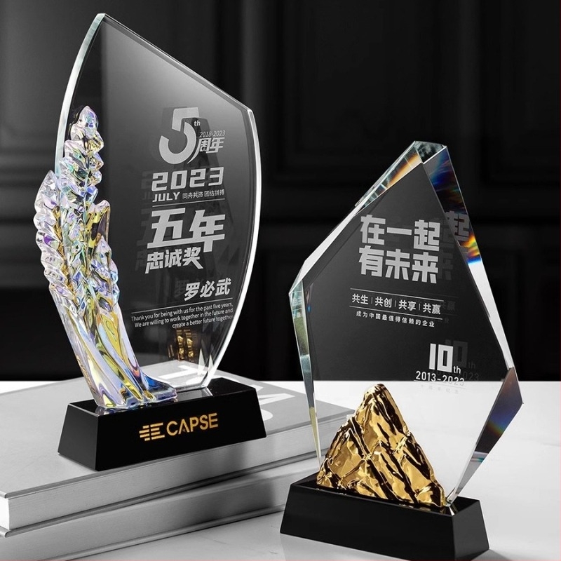 2024-es kristálytrófea, kreatív trófea, kiemelkedő alkalmazotti elismerés, megemlékező csapatdíjak, éves találkozó éremgravírozás