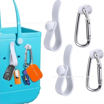 Az Amazon népszerű Bog Accessories háromrészes horogkészlete, karabiner gomba alakú csattal, lyukas táska kiegészítőkkel, medállal