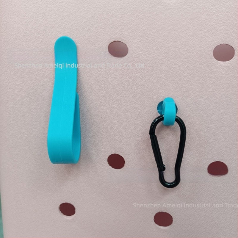 Az Amazon népszerű Bog Accessories háromrészes horogkészlete, karabiner gomba alakú csattal, lyukas táska kiegészítőkkel, medállal