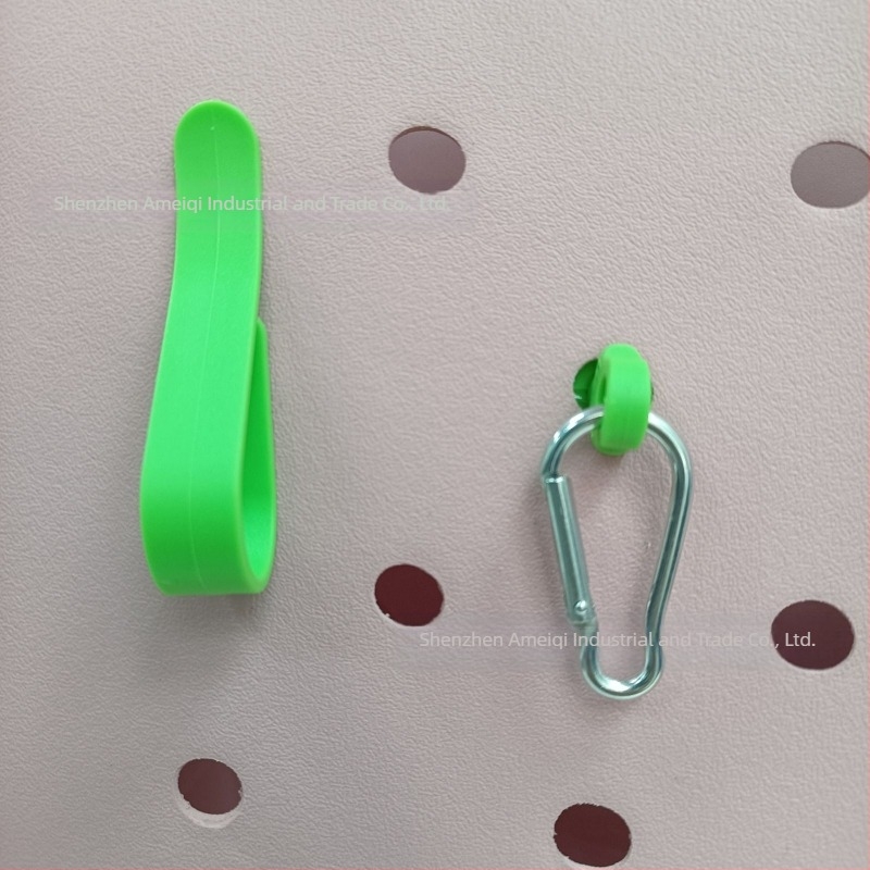 Az Amazon népszerű Bog Accessories háromrészes horogkészlete, karabiner gomba alakú csattal, lyukas táska kiegészítőkkel, medállal