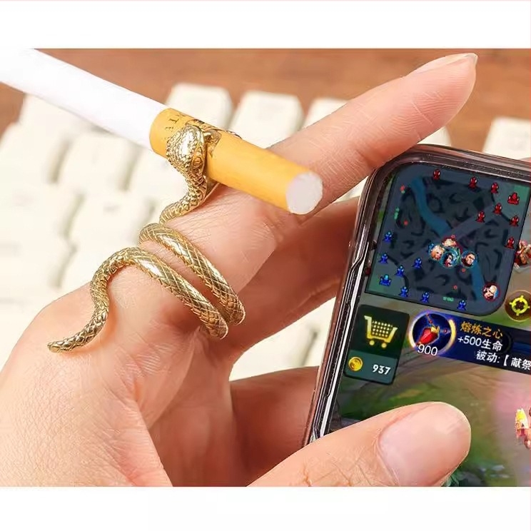 Sárgaréz kígyógyűrűs cigarettatartó cigarettatartó gyűrű divatos dohányzótartó kreatív cigarettatartó hip-hop cigarettatartó dohányzókészlet